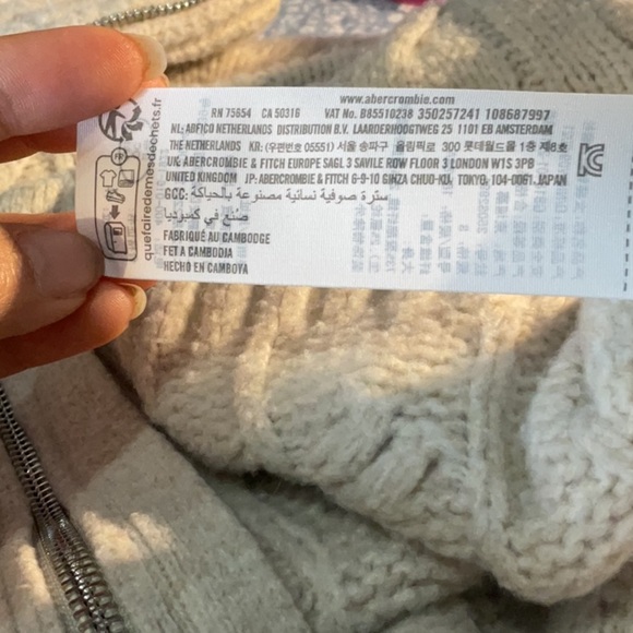 Hollister - Picture 13 of 15